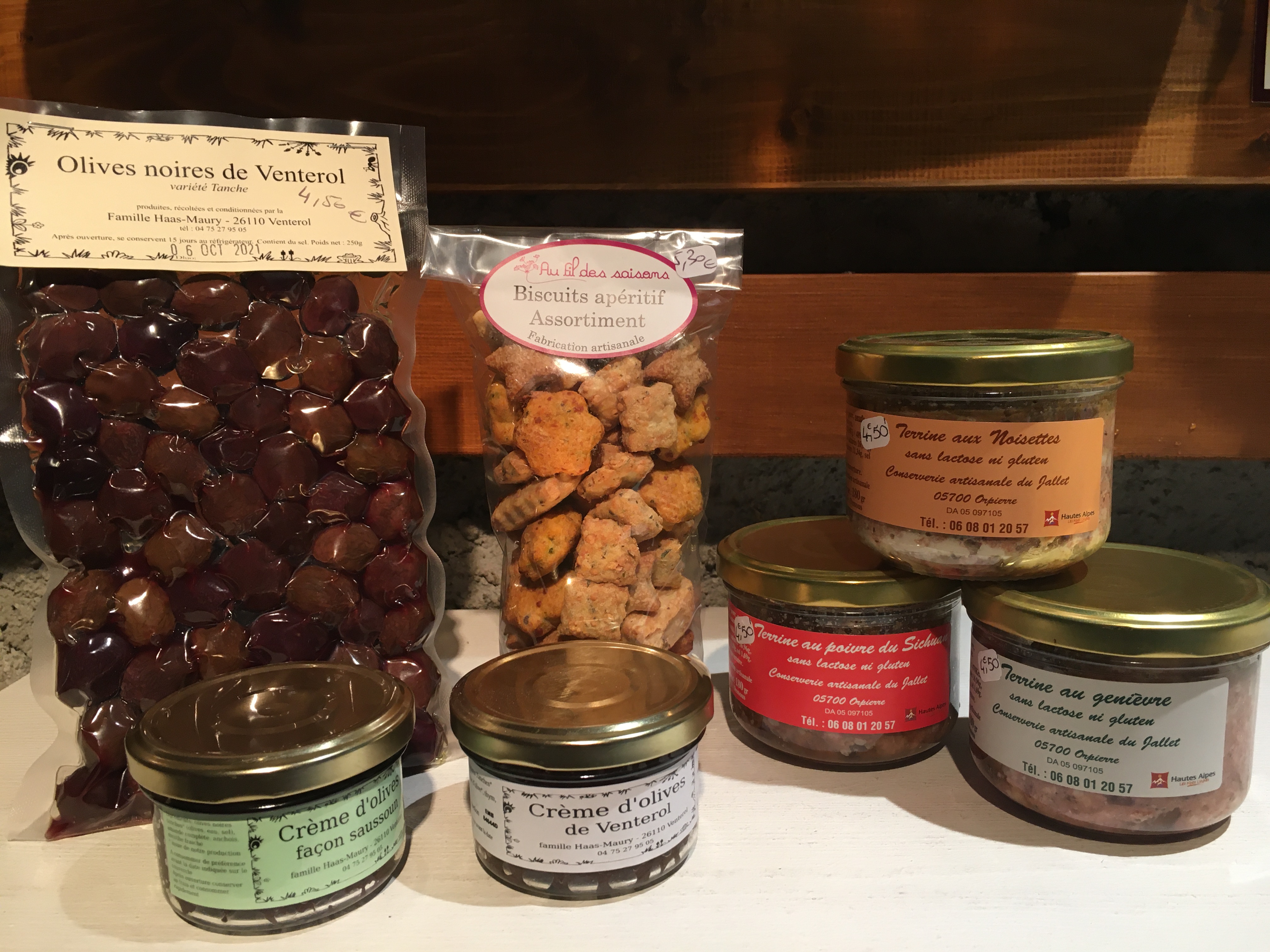 Olives tanche 4,50€/250g - tapenade nature ou saussoum 3,90€/90g - Terrine genièvre, poivre sichuan ou noisette 4,50€/180g - biscuits apéro 5,30€/ 150g- 